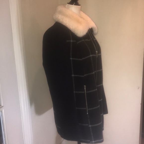“FOREVER 21” Navy check faux fur collar jacket. - Picture 10 of 16